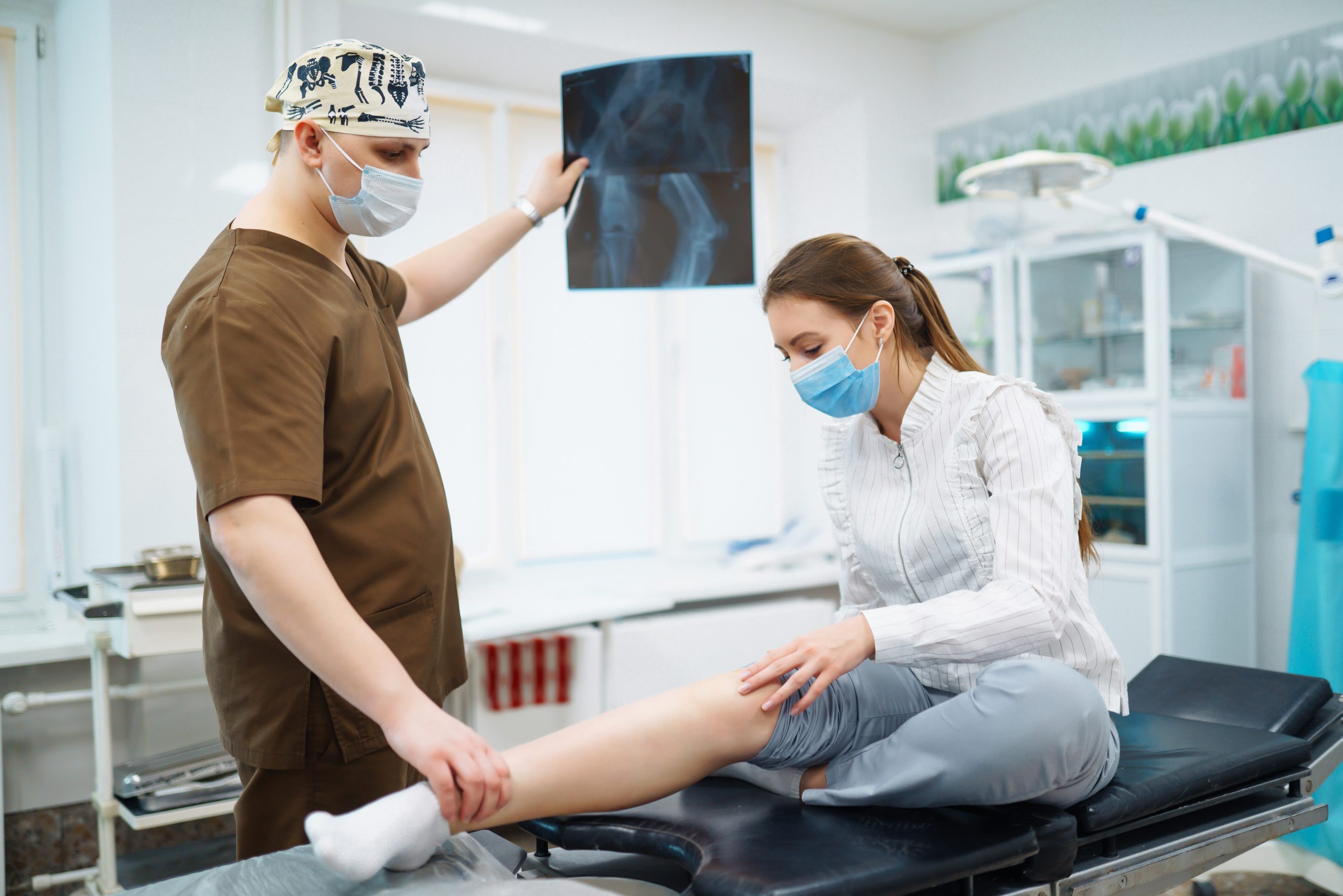 Imagine ilustrativă cu medic care analizează o radiografie