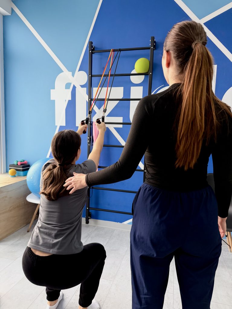 Exercițiu de kinetoterapie asistat la FizioLAB Ploiești