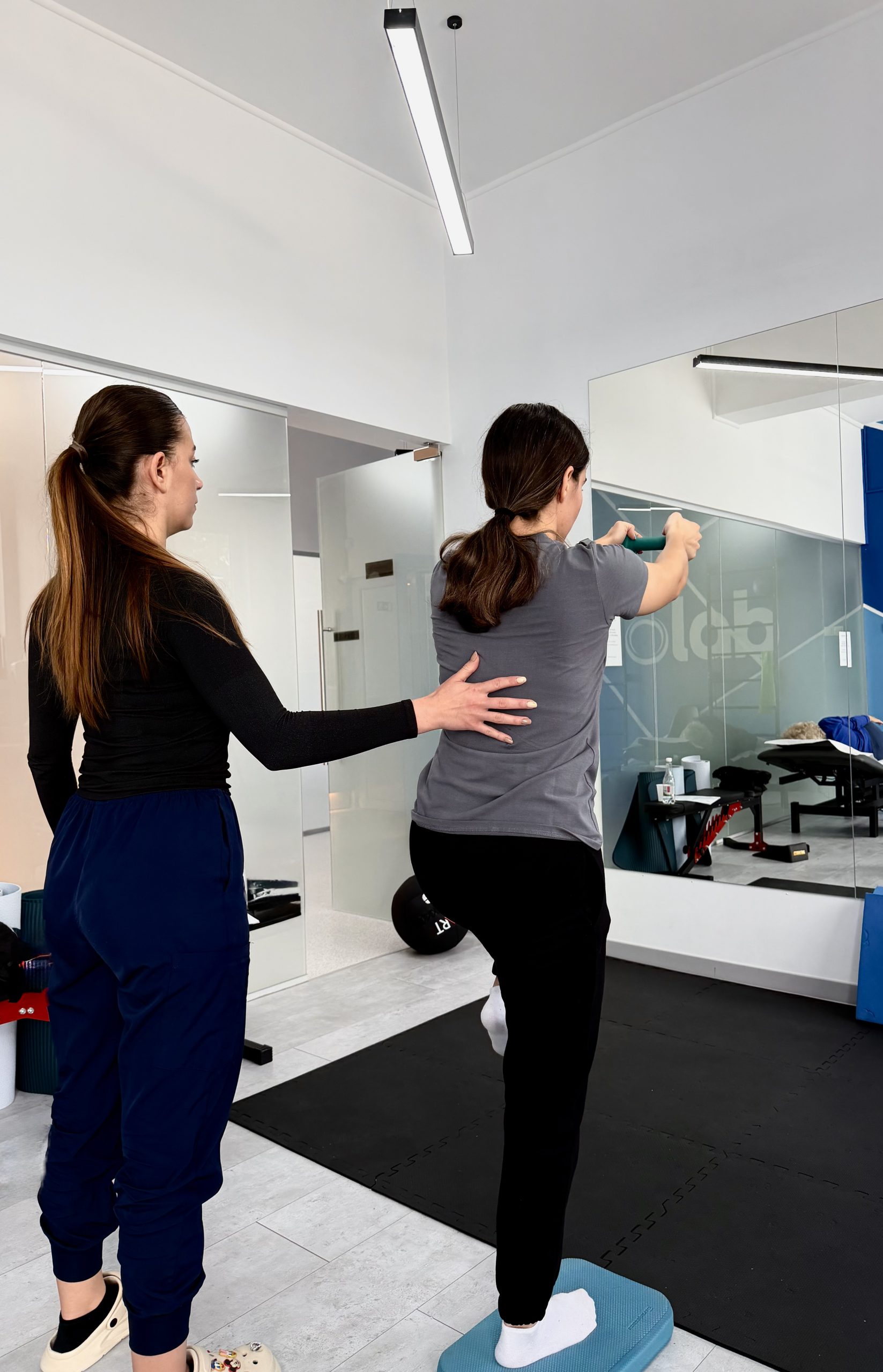 Exercițiu de echilibru ghidat în clinica FizioLAB