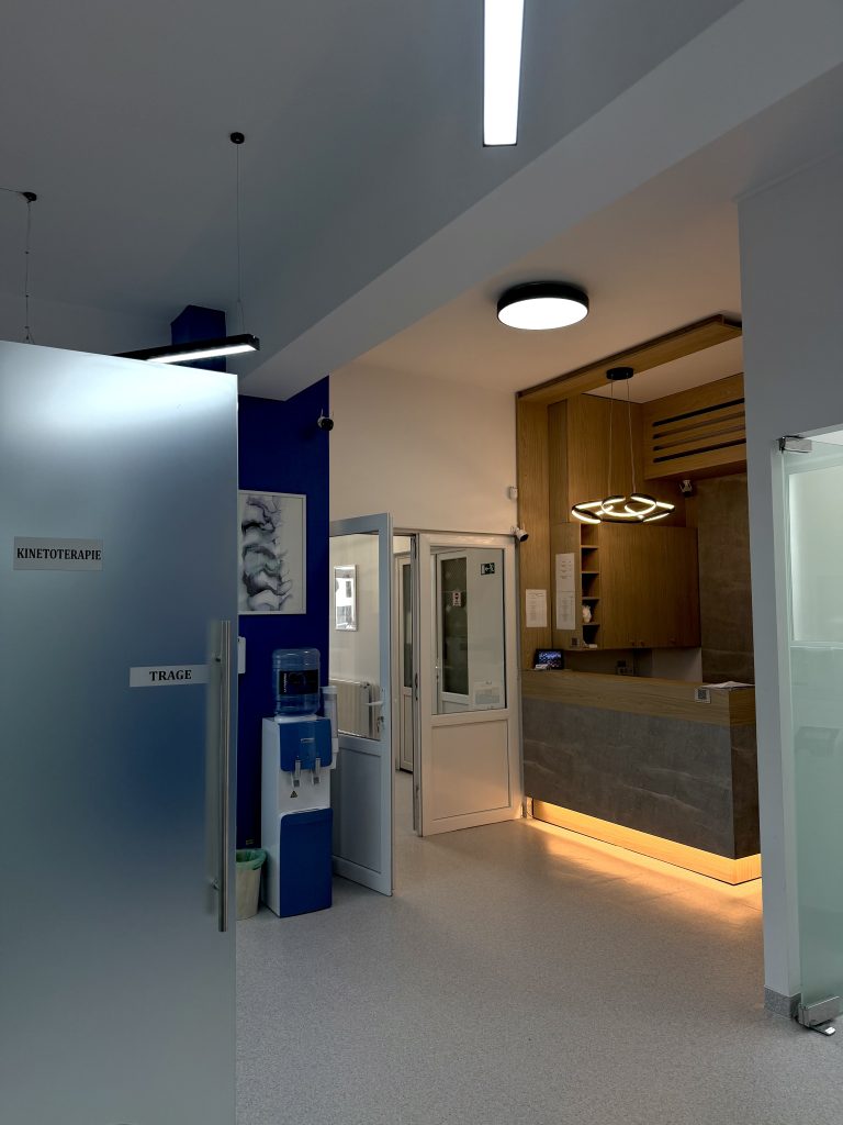 Intrarea spre recepția clinicii FizioLAB