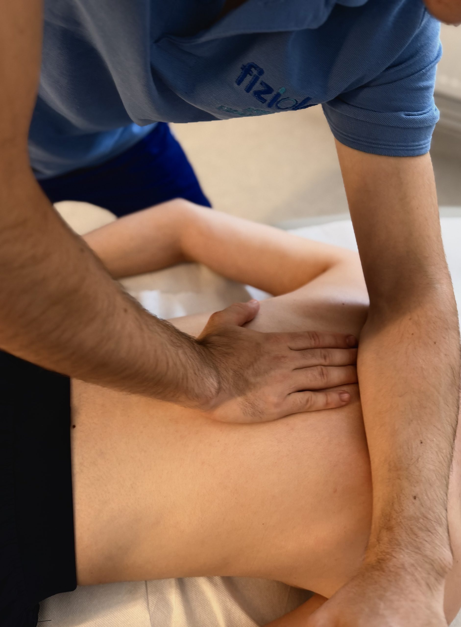 Tehnică manuală de masaj al spatelui la FizioLAB Ploiești